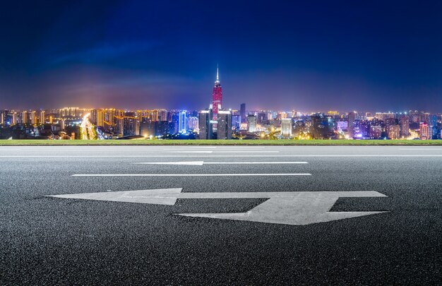 Terrain routier et paysage architectural urbain