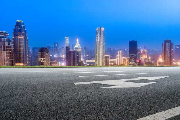 Terrain routier et paysage architectural urbain