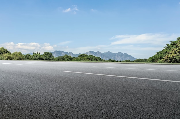 Terrain routier et paysage naturel extérieur