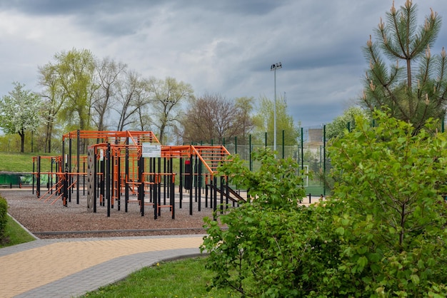 Terrain de sport dans le parc de loisirs Natalka Kiev Ukraine