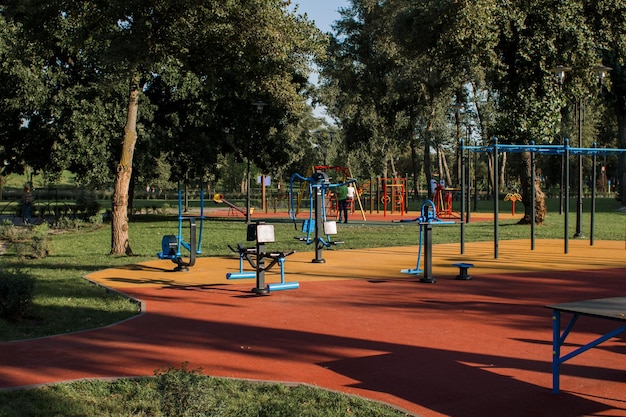 Terrain de sport avec équipement d'exercice dans le parc