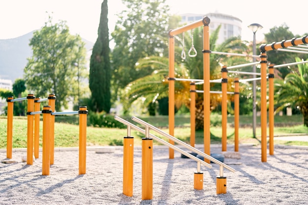 Terrain de sport extérieur avec une variété de barres horizontales