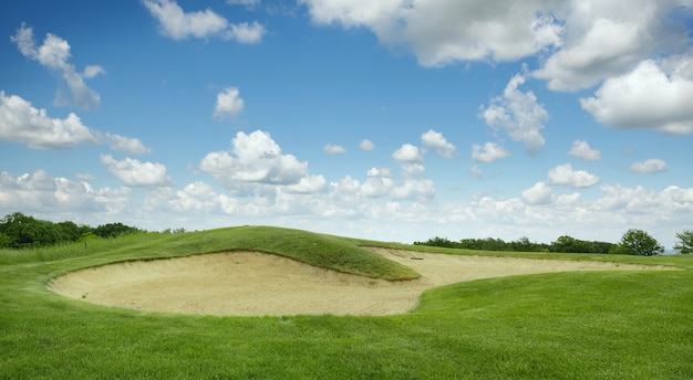 Terrain taillé et bunkers de sable sur terrain de golf