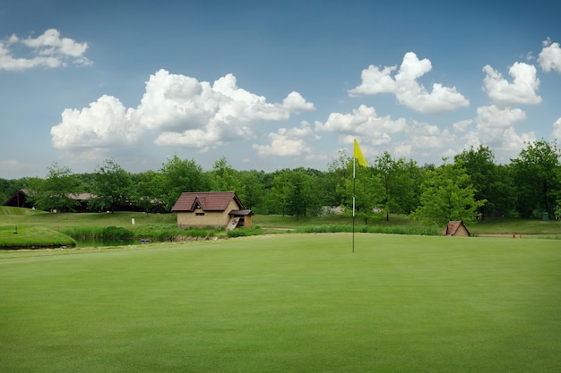 Terrain taillé et bunkers de sable sur terrain de golf