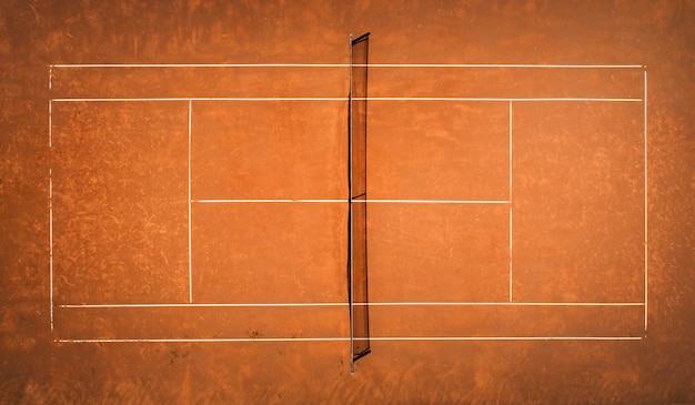 Terrain de tennis en terre battue. Vue depuis le vol de l'oiseau. Photographie aérienne