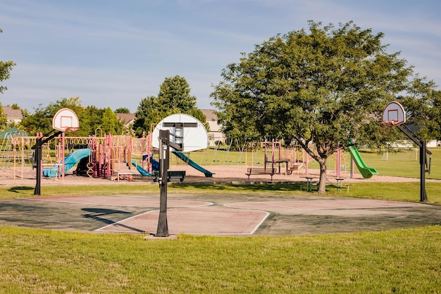 Photo des terrains de basket-ball ouverts par un matin ensoleillé