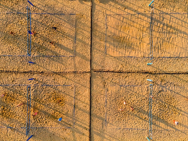 Terrains de volley-ball de plage dans le parc urbain public Top Down Abstract Aerial Drone View