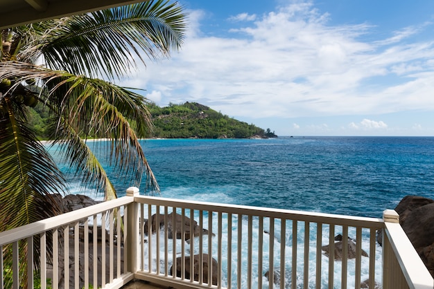 Photo terrasse blanche de luxe avec vue sur l'océan