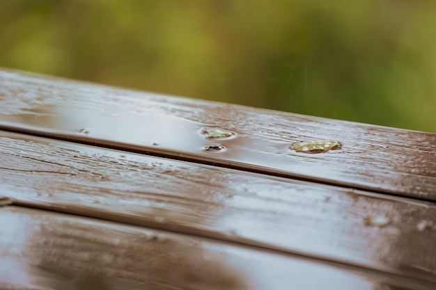 La terrasse en bois est mouillée après la pluie.