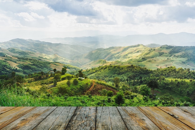 Terrasse en bois et montagnes