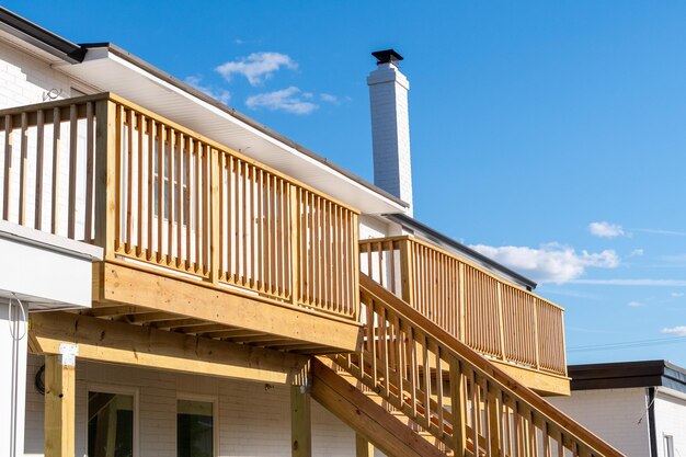 Photo terrasse en bois avec plancher de patio installé sur une nouvelle plate-forme