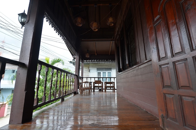 Terrasse en bois de style thaï traditionnel