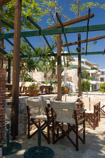 Terrasse de café grec ombragée aux beaux jours