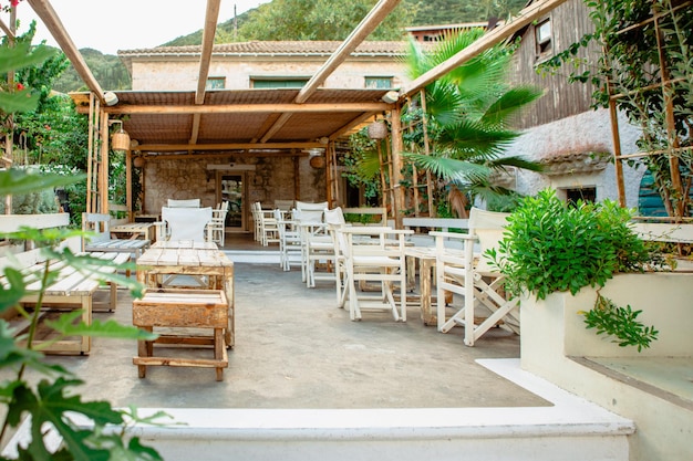 Terrasse de café avec mobilier blanc dans la rue sans personne