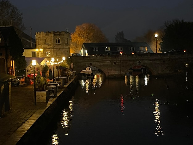 Terrasse de café en plein air confortable avec un éclairage chaleureux au bord de la rivière