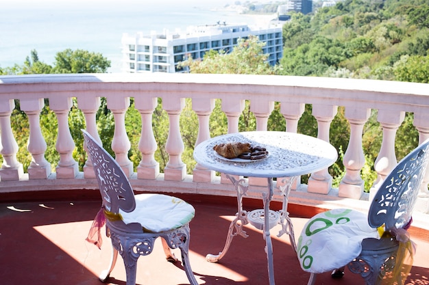 Terrasse avec chaises et table avec une belle vue mer