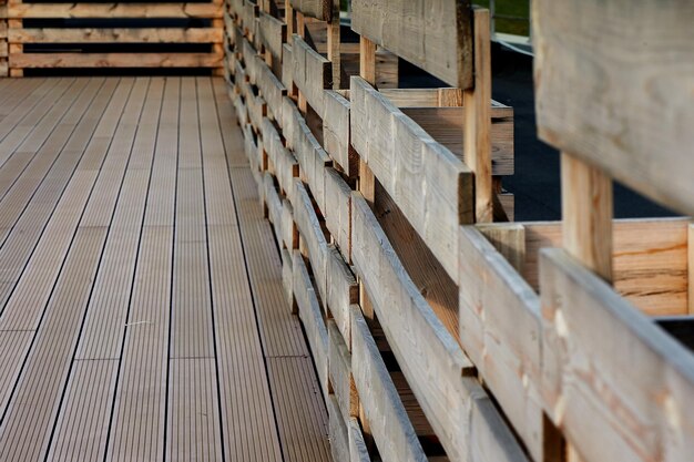 Terrasse et clôture sur un toit plat contre le ciel la forêt et le champ