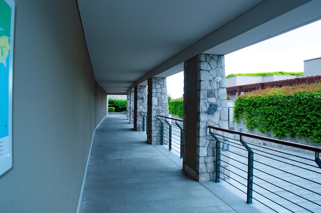 Terrasse avec colonnes en pierre Architecture