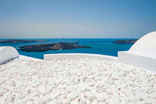 Photo terrasse dans l'hôtel avec pierres blanches décoratives. architecture blanche sur l'île de santorin, grèce. beau paysage avec vue sur la mer