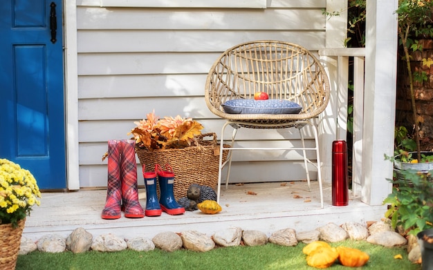 Terrasse D'été Confortable Avec Chaise, Plaid, Bottes En Caoutchouc. Maison De Porche En Bois D'automne. Terrasse Confortable Pour Se Détendre