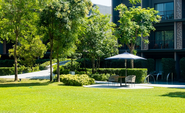 Terrasse extérieure et décoration de chaise sur balcon dans le jardin