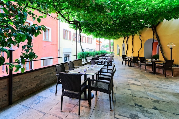 Terrasse de l'intérieur et de l'arrière-plan du restaurant de petit-déjeuner de l'hôtel. Salle blanche d'architecture vide. Véranda de Bar avec tables et chaises. Style vintage léger. Conception du matin. Carte du café. Déjeuner diner