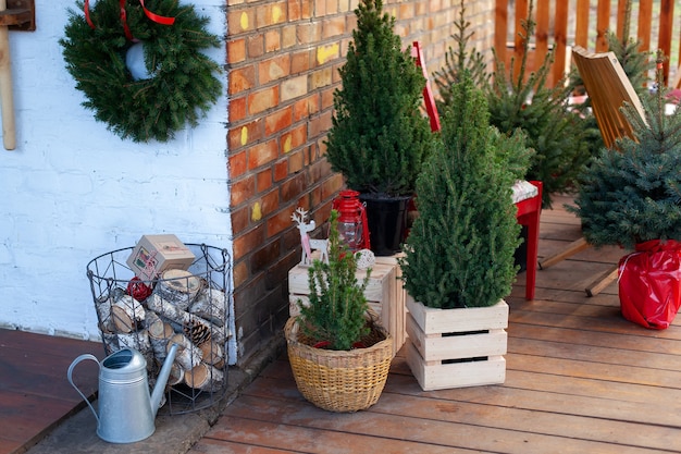 Terrasse de la maison d'hiver décorée pour Noël