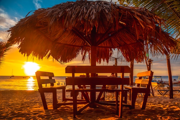 Une terrasse sur la plage au coucher du soleil de West End Beach, Roatan Island. Honduras