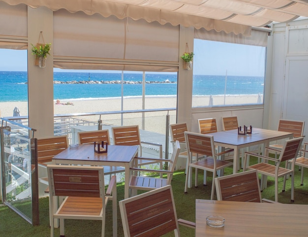Photo terrasse de restaurant sur la plage