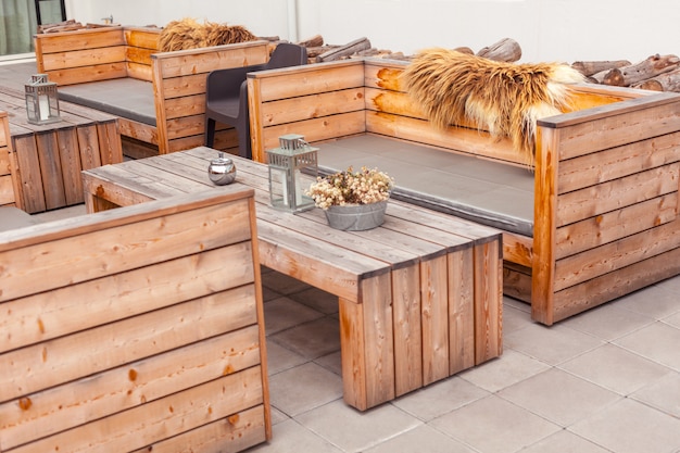 Terrasse de restaurant en plein air avec des meubles en bois