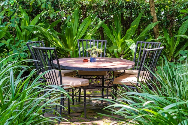 Terrasse de restaurant vide dans un jardin tropical avec tables et chaises. Tanzanie, Afrique de l'Est