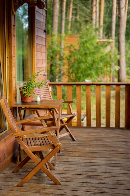 Terrasse avec table et chaises et guirlande de lumières