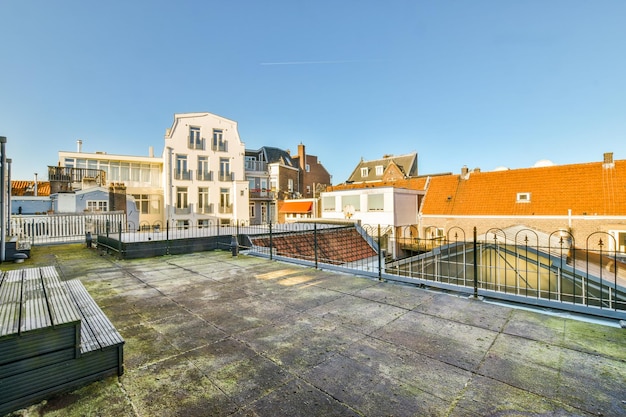 La terrasse sur le toit de l'immeuble offre une vue