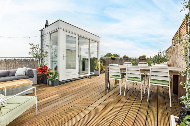 Photo une terrasse sur le toit avec une table et des chaises et