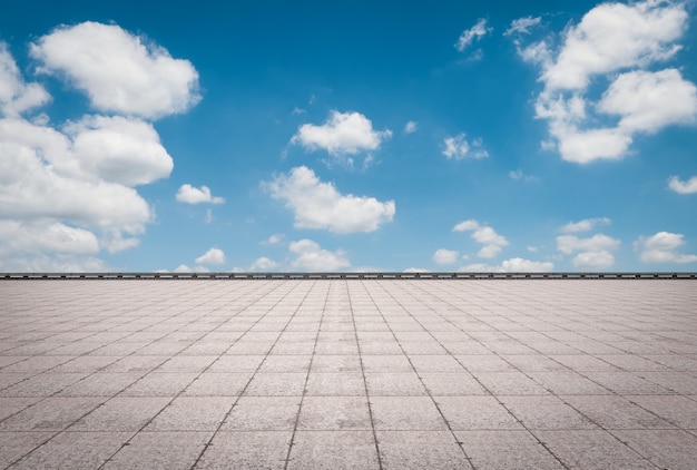 Terrasse vide de rendu 3D sur fond de ciel bleu