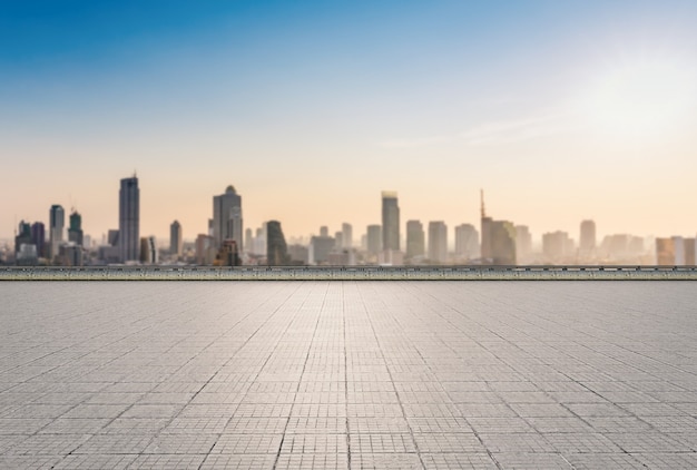 Terrasse vide de rendu 3D sur fond de paysage urbain