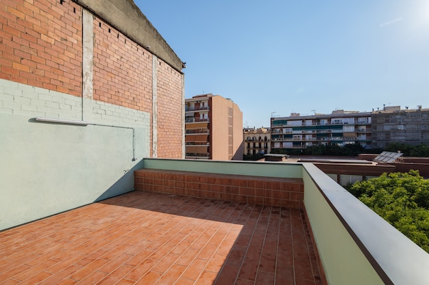 Terrasse vide sur le toit d'un immeuble moderne à Barcelone, Espagne, vue sur la ville et le ciel bleu au soleil...