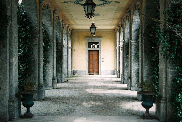 Terrasse voûtée dans le jardin d'une ancienne villa Lac de Côme Italie