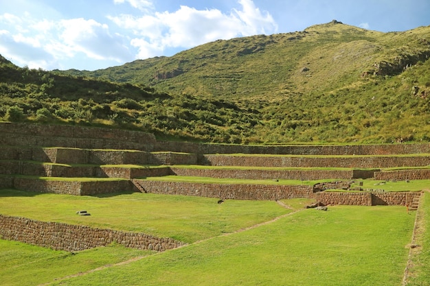 Terrasses agricoles du site archéologique de Tipon à 3400 mètres d'altitude à Cuzco au Pérou