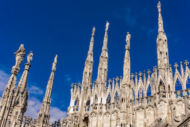 Terrasses Sur Les Toits Gothiques Du Duomo De Milan En Italie