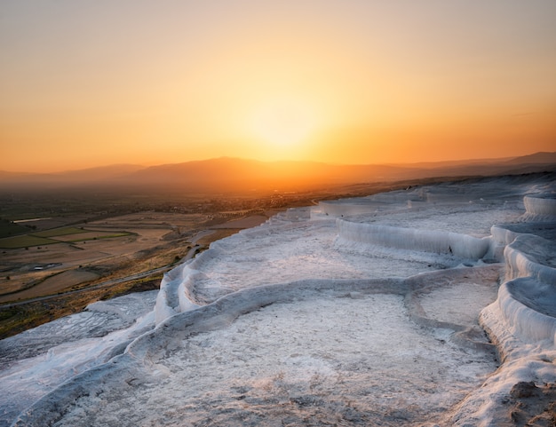 Terrasses en travertin de Pamukkale au coucher du soleil