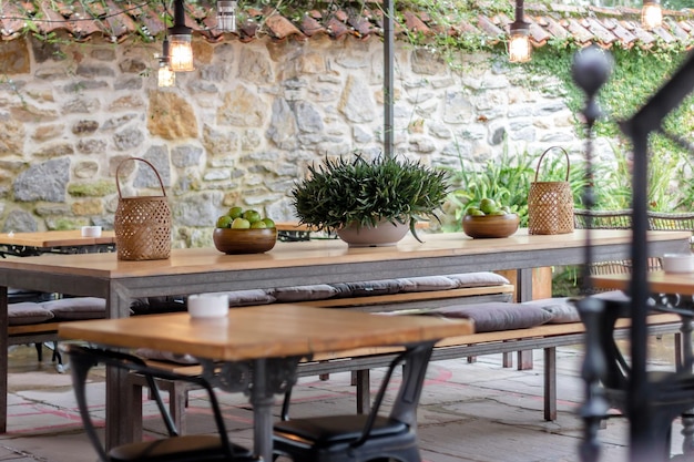 Terraza exterior decorada en madera y hierro con estilo industrial y preciosas plantas