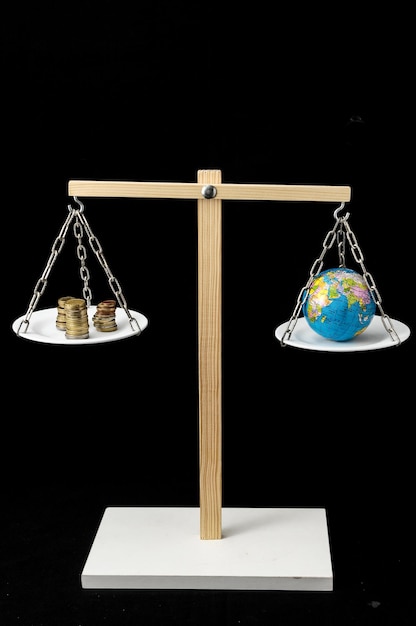 Terre et argent sur une balance à deux plateaux