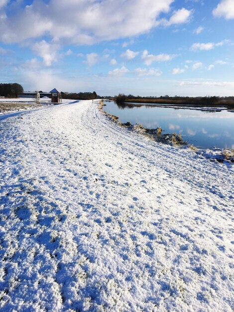 Photo terre couverte de neige contre le ciel