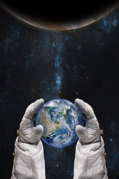 La Terre entre les mains de l'astronaute