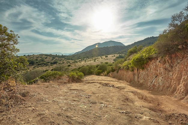 Terre et rochers des collines