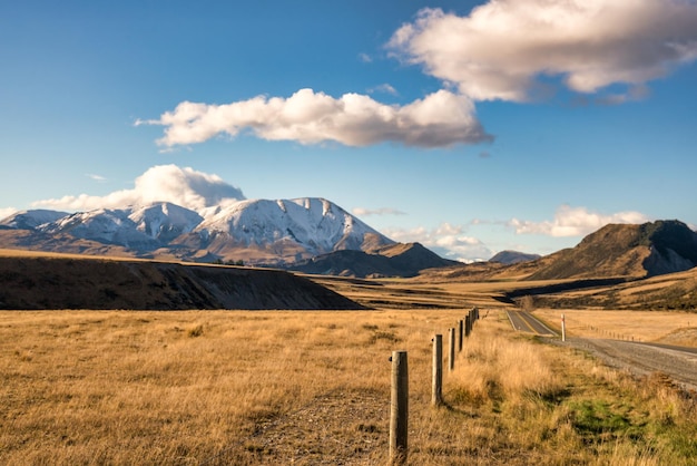 Terres agricoles couvertes de touffes dans le col alpin