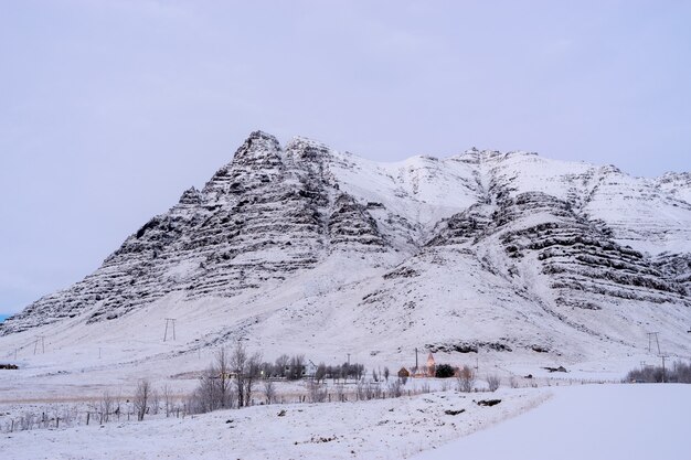 Terres et montagnes enneigées pittoresques en Islande pendant l'hiver.