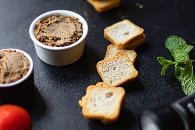 Terrine de foie de pâté de poulet au pain frais