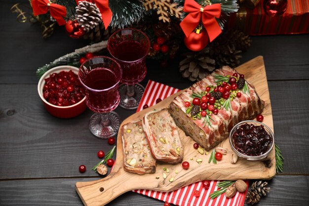 Terrine française traditionnelle recouverte de bacon et sapin de Noël décoré